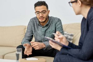 man talking with therapist about borderline personality disorder and addiction